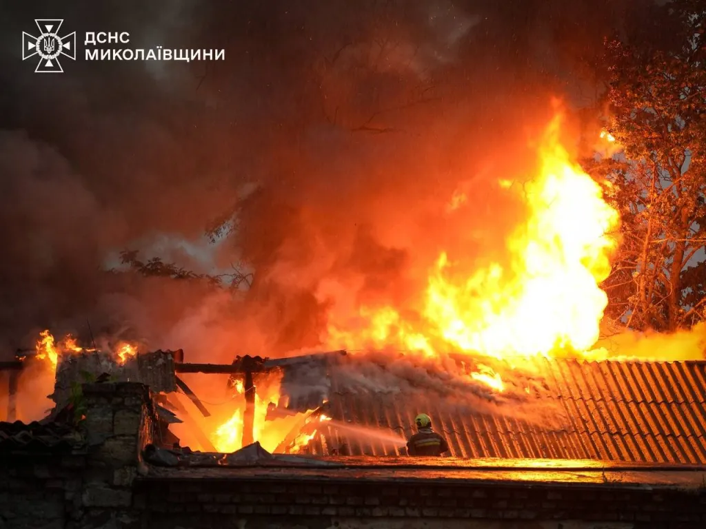 У Миколаєві сталася масштабна пожежа на складах: вогонь охопив 200 квадратних метрів