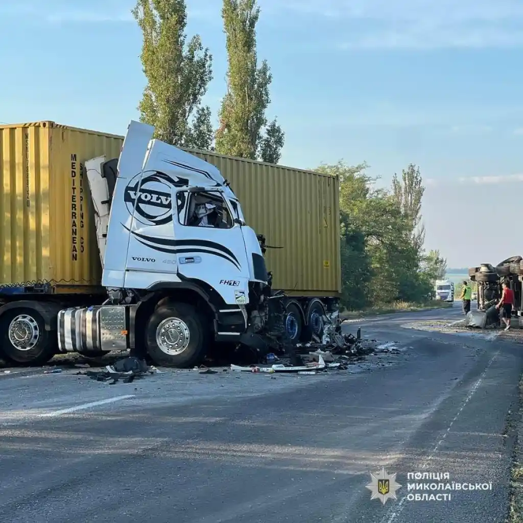 Смертельна ДТП під Миколаєвом: зіткнулися дві вантажівки, один з водіїв загинув