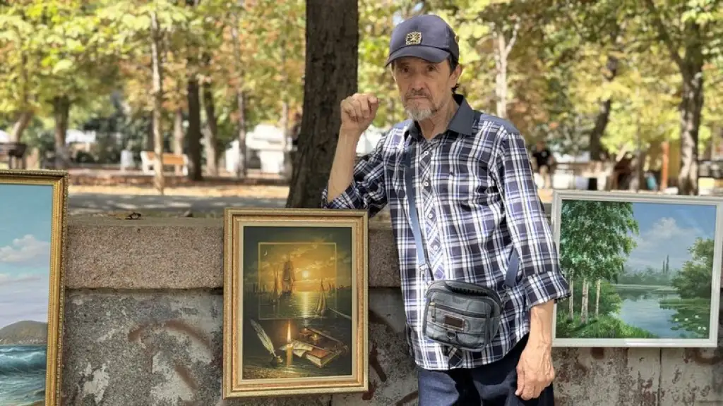 Три десятиліття на Соборній: історія миколаївського художника Сергія, який малює місто наживо