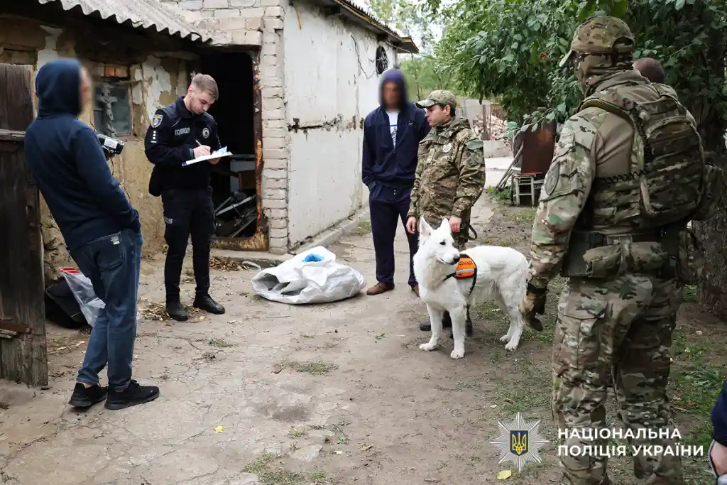 На Миколаївщині затримали чоловіка з наркотиками та зброєю, який напав на директора КП
