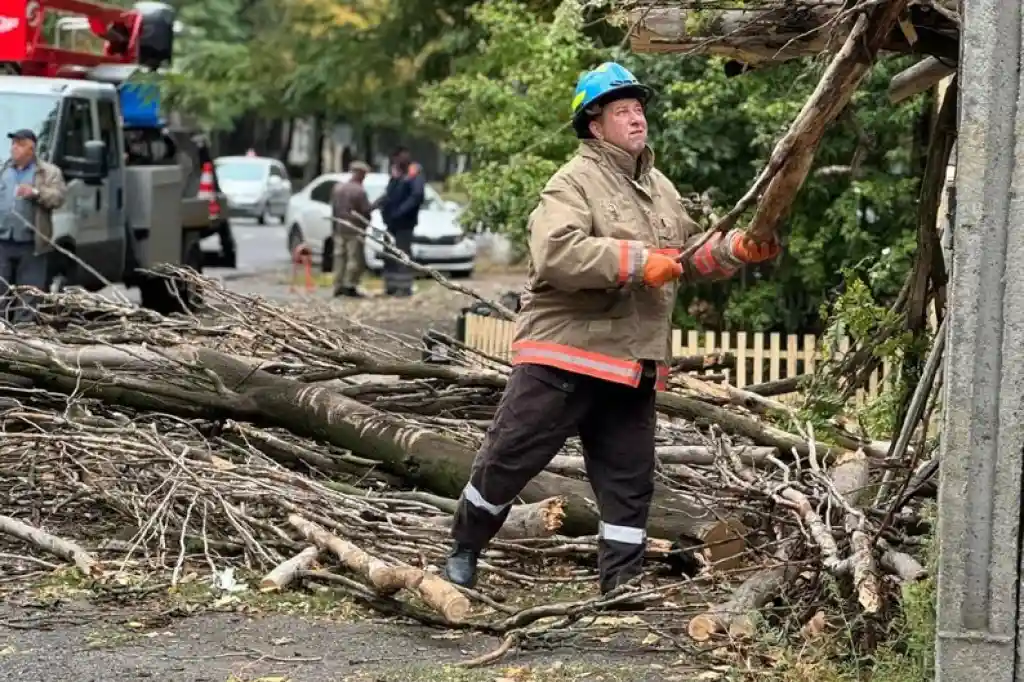 У Миколаєві комунальні служби ліквідовують наслідки буревію