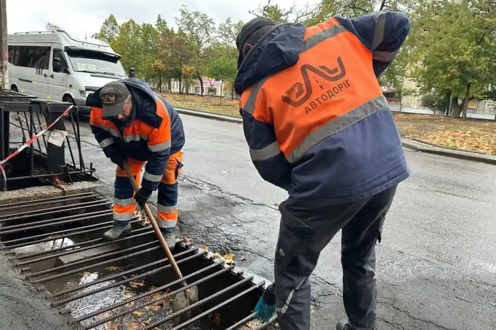 У Миколаєві комунальні служби ліквідовують наслідки буревію