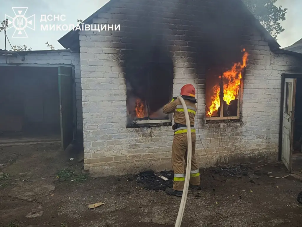 На Миколаївщині за добу сталося п’ять пожеж: врятували жінку та майно