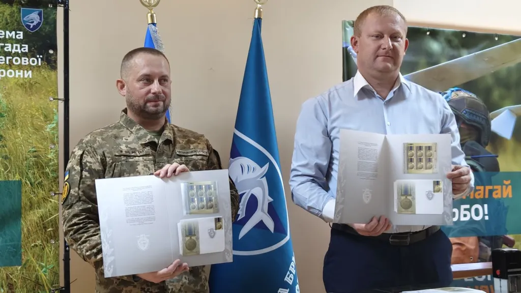 У Миколаєві відкрили виставку воєнних листівок та презентували марку “Медаль «Захиснику Вітчизни»”