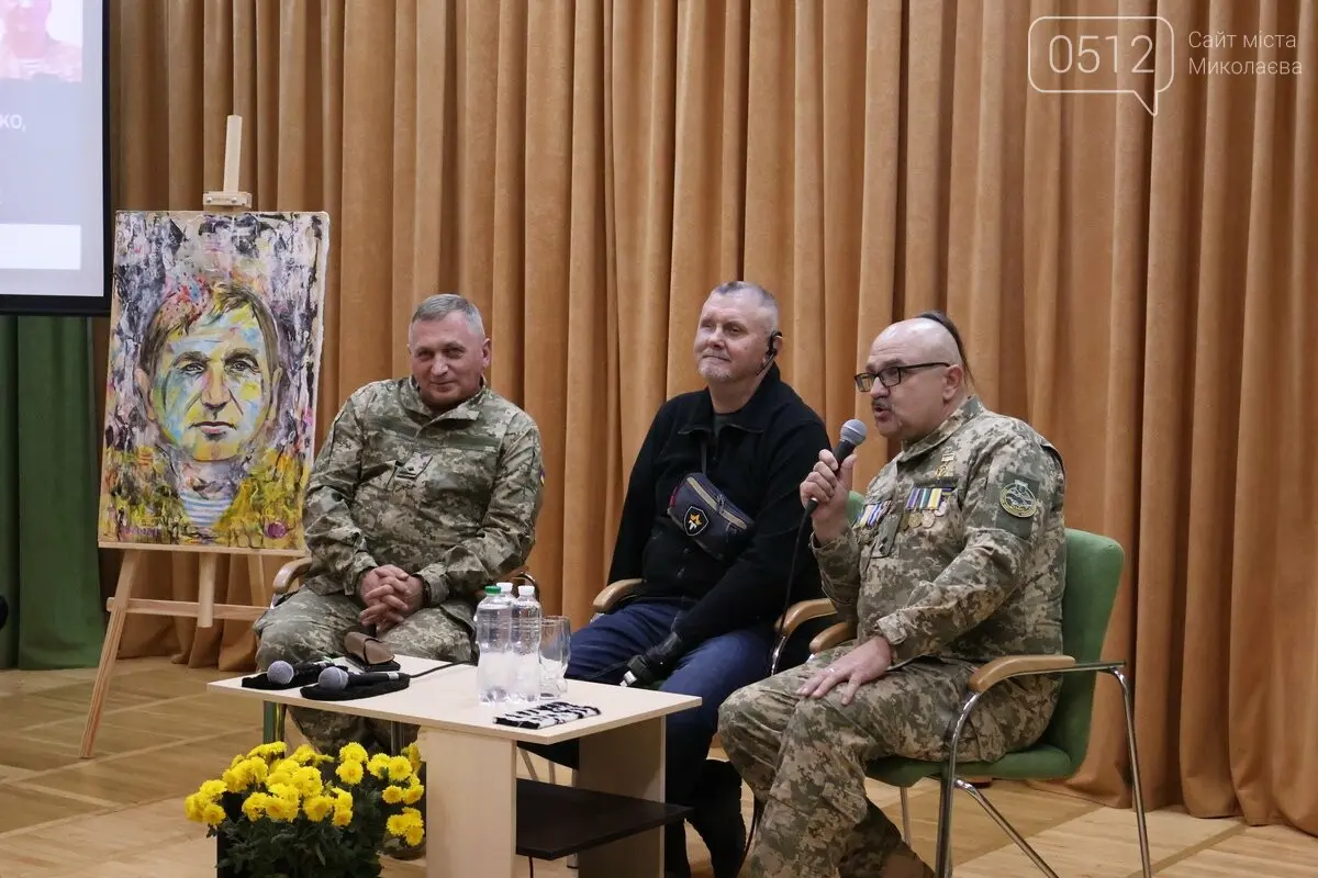 “Слово як зброя”: у Миколаєві провели публічне інтерв’ю з військовими письменниками