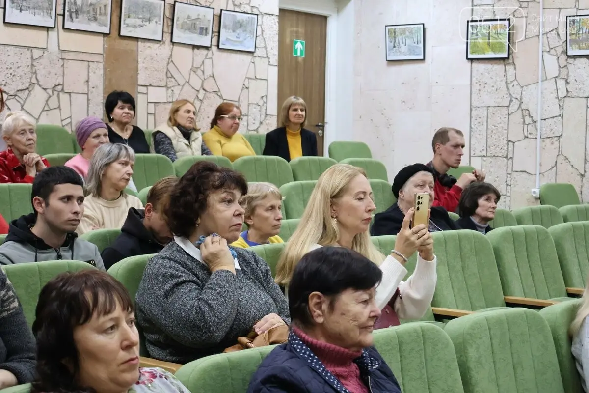 “Слово як зброя”: у Миколаєві провели публічне інтерв’ю з військовими письменниками