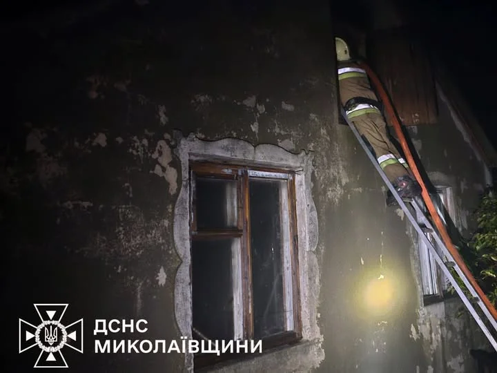На Миколаївщині рятувальники за добу загасили кілька пожеж у житлових будинках і на відкритих територіях