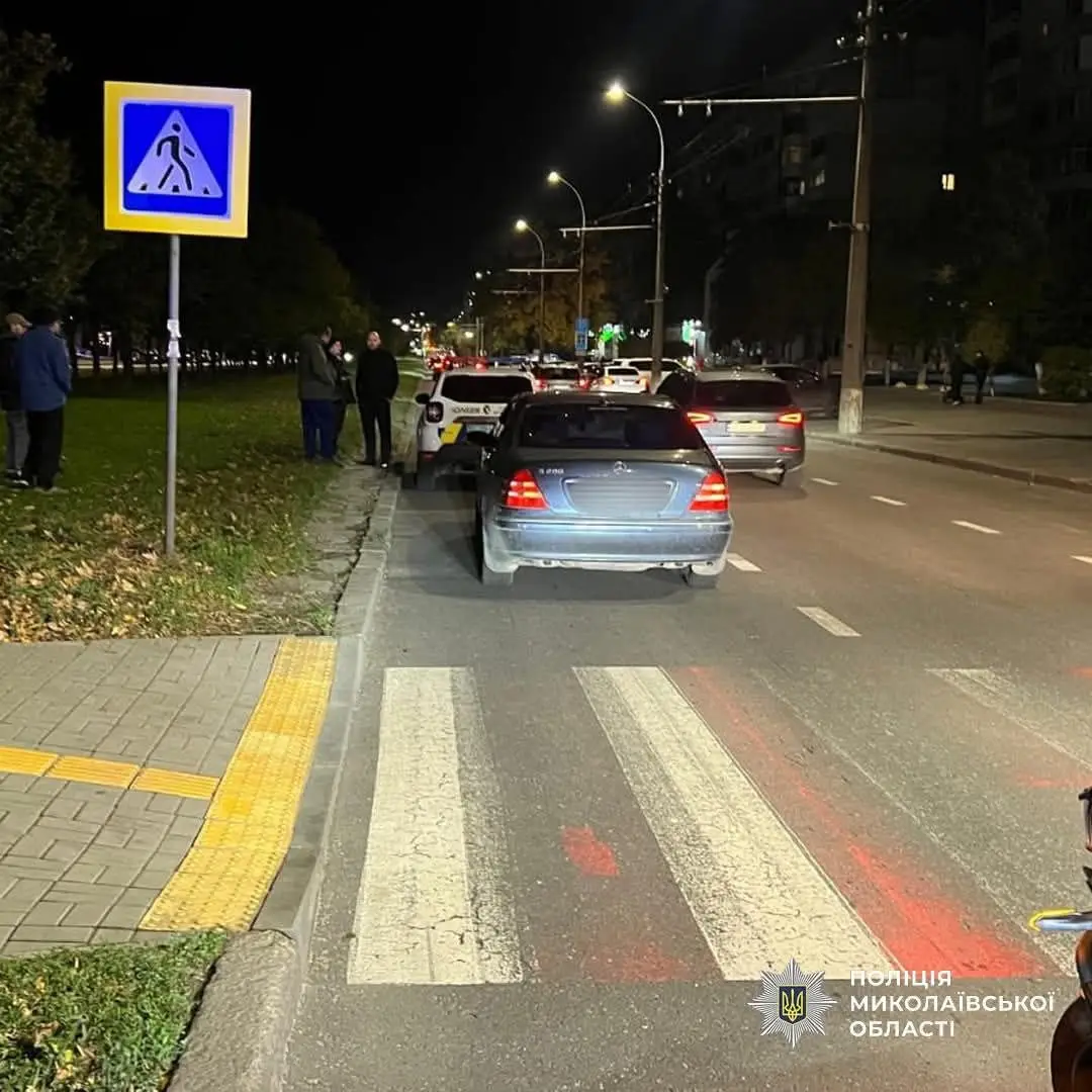 У Миколаєві Mercedes збив підлітка на пішохідному переході: хлопець госпіталізований