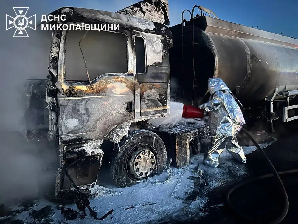 На Миколаївщині за добу рятувальники загасили три пожежі: палала вантажівка, легковик і будівля