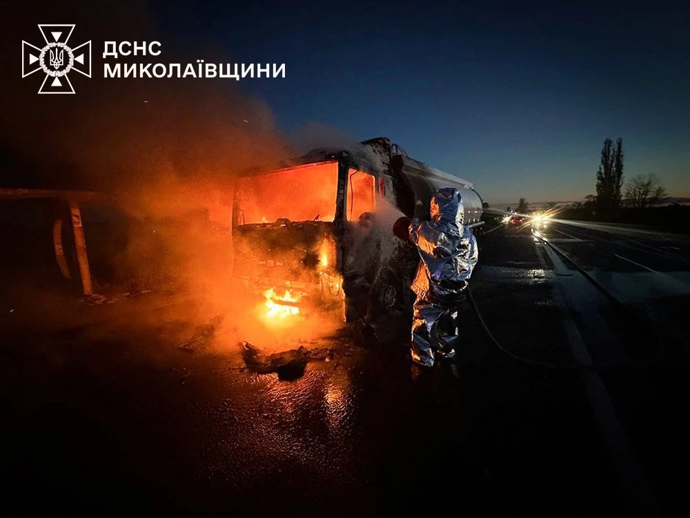 На Миколаївщині за добу рятувальники загасили три пожежі: палала вантажівка, легковик і будівля
