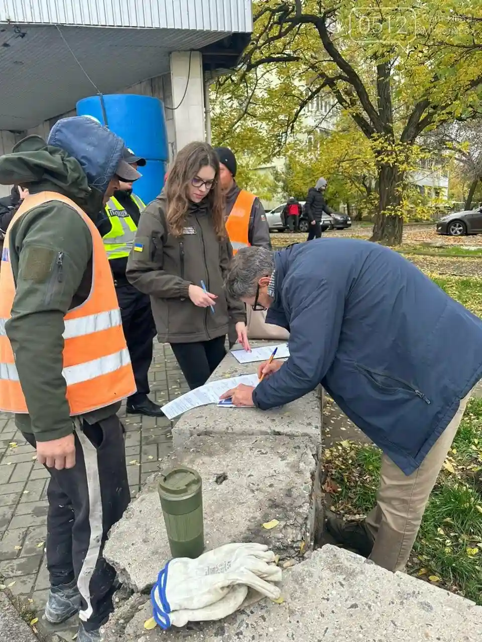 У Миколаєві спалахнув скандал: робітників, які викидали сміття з Варварівського мосту у воду, притягнуть до відповідальності
