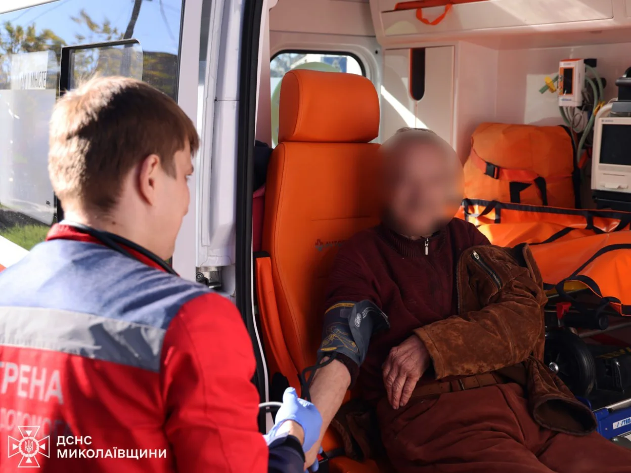 У Миколаєві рятувальники винесли чоловіка з палаючого приватного будинку