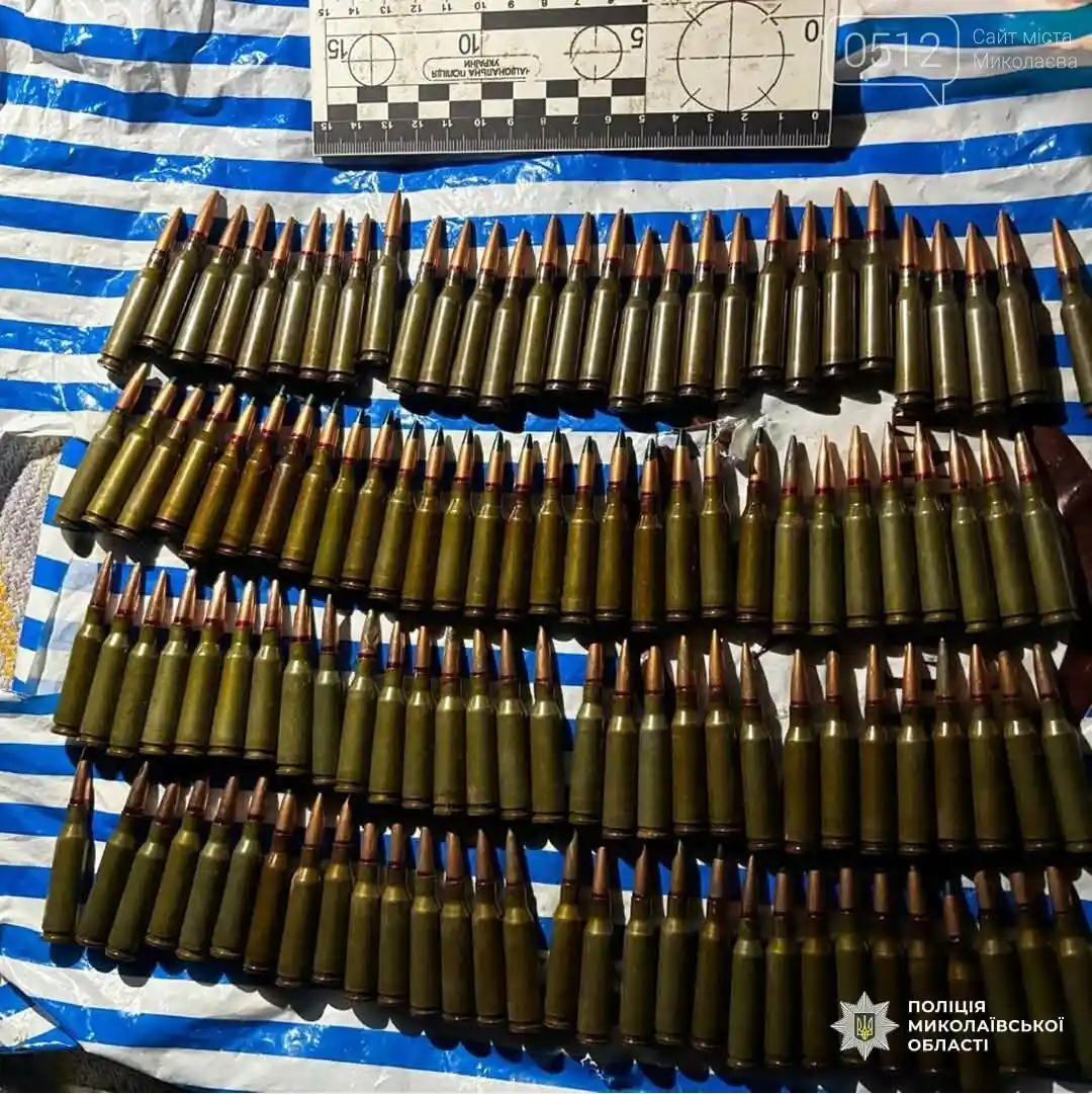 На Миколаївщині чоловік возив у машині гранатомет, автомат і сотню набоїв — поліція вилучила арсенал