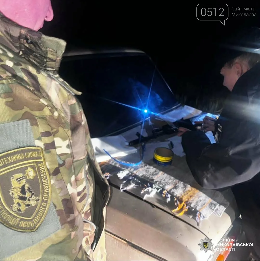 На Миколаївщині чоловік возив у машині гранатомет, автомат і сотню набоїв — поліція вилучила арсенал