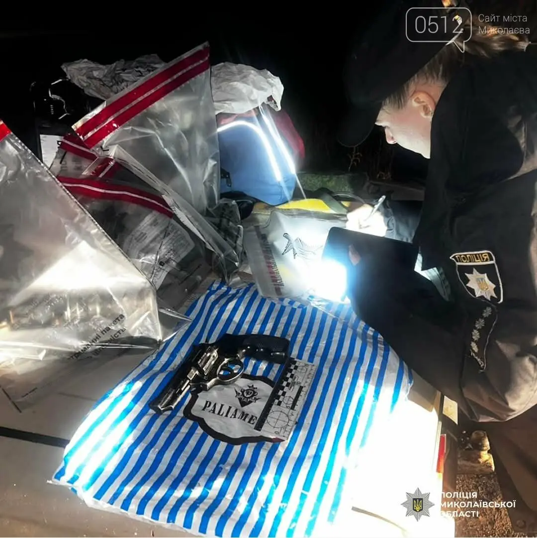 На Миколаївщині чоловік возив у машині гранатомет, автомат і сотню набоїв — поліція вилучила арсенал