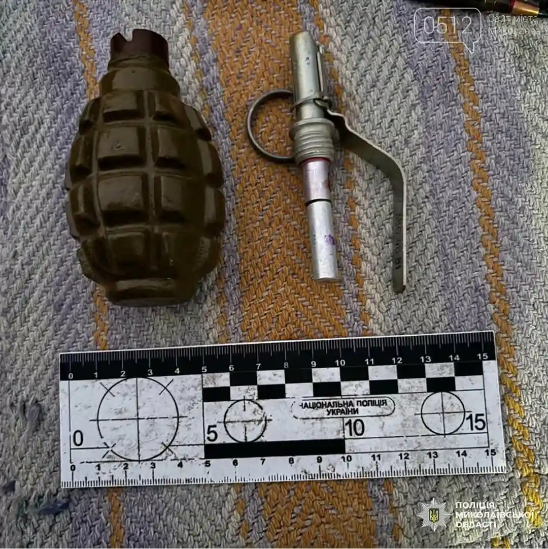 На Миколаївщині чоловік возив у машині гранатомет, автомат і сотню набоїв — поліція вилучила арсенал