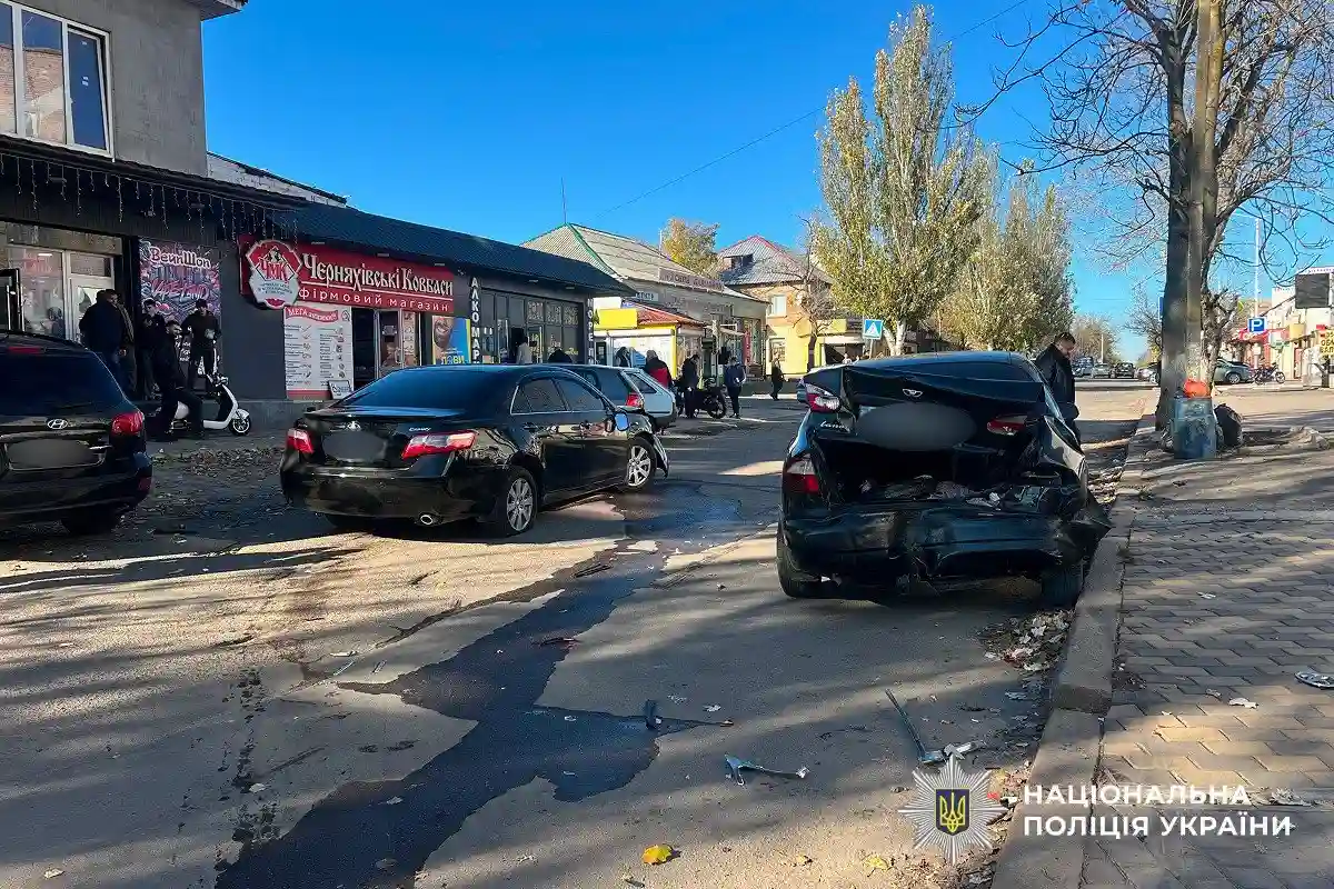 У Баштанці водій Toyota збив жінку з дитиною просто на тротуарі та врізався в інше авто