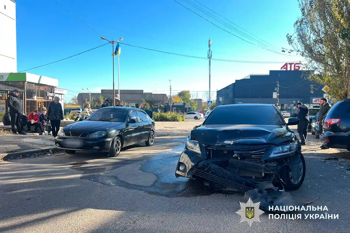 У Баштанці водій Toyota збив жінку з дитиною просто на тротуарі та врізався в інше авто