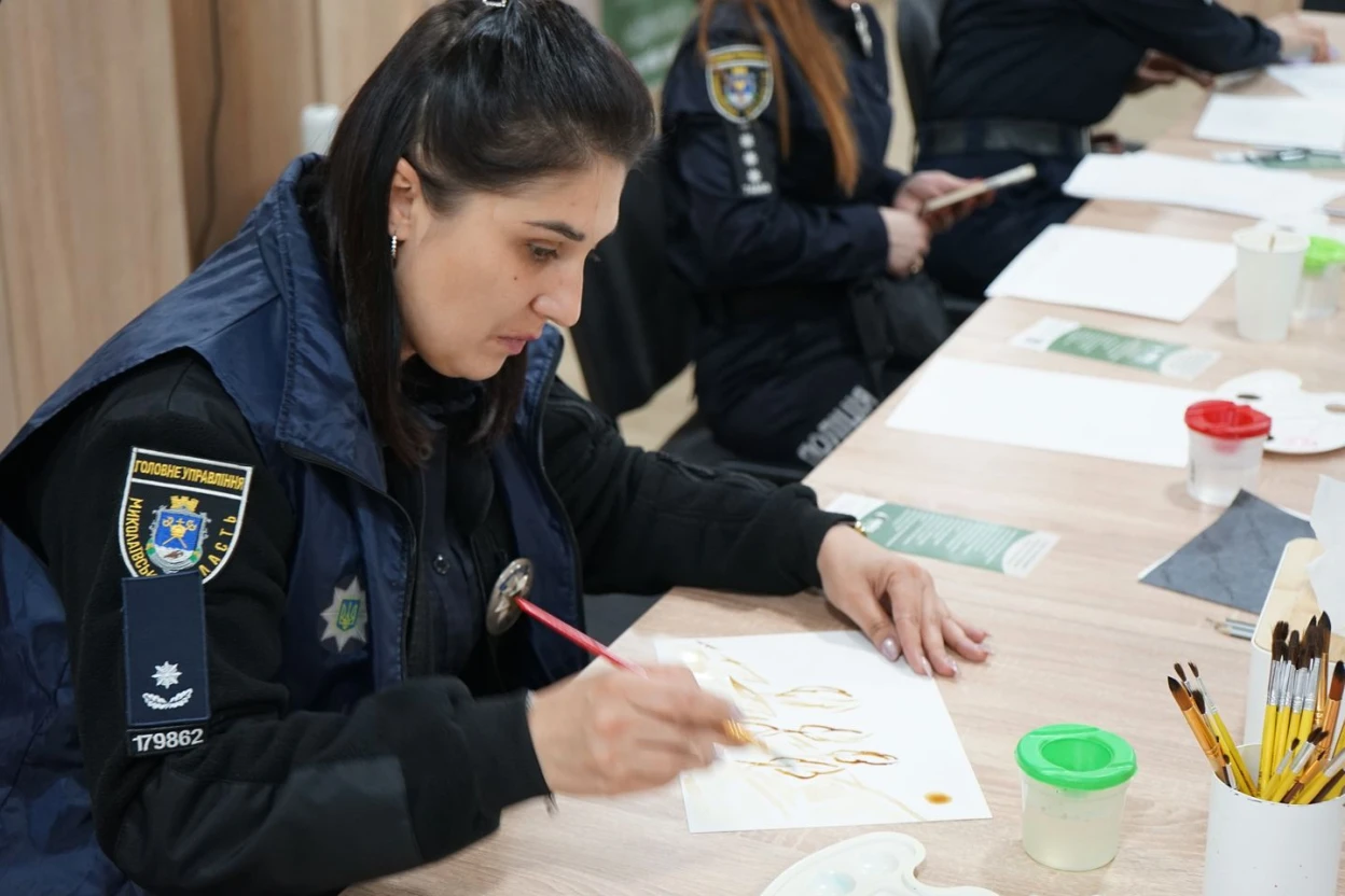 У Миколаєві поліціянтки взяли участь в арттерапії з малювання кавою