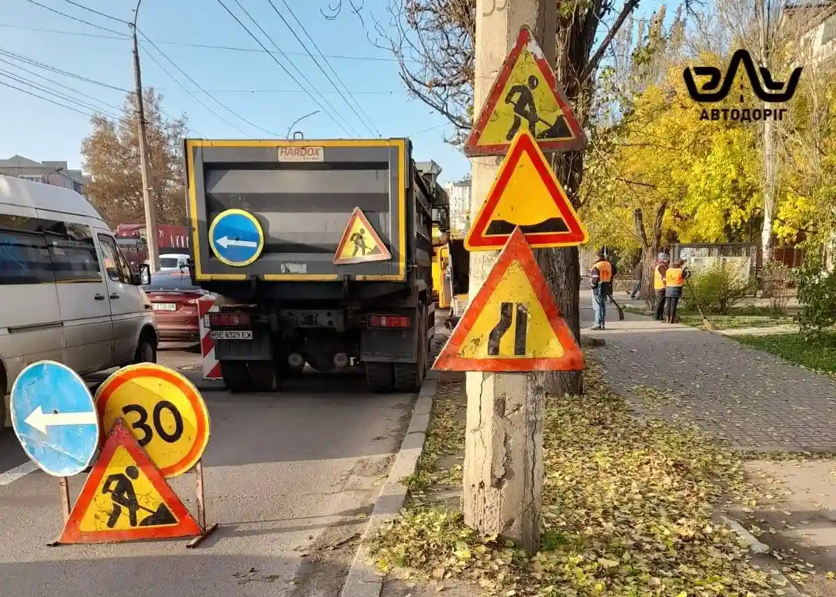 У Миколаєві ремонтують зупинку на Алмазова: дорожники завершують асфальтування