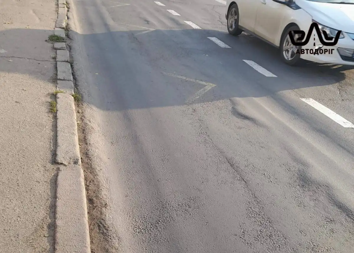 У Миколаєві ремонтують зупинку на Алмазова: дорожники завершують асфальтування