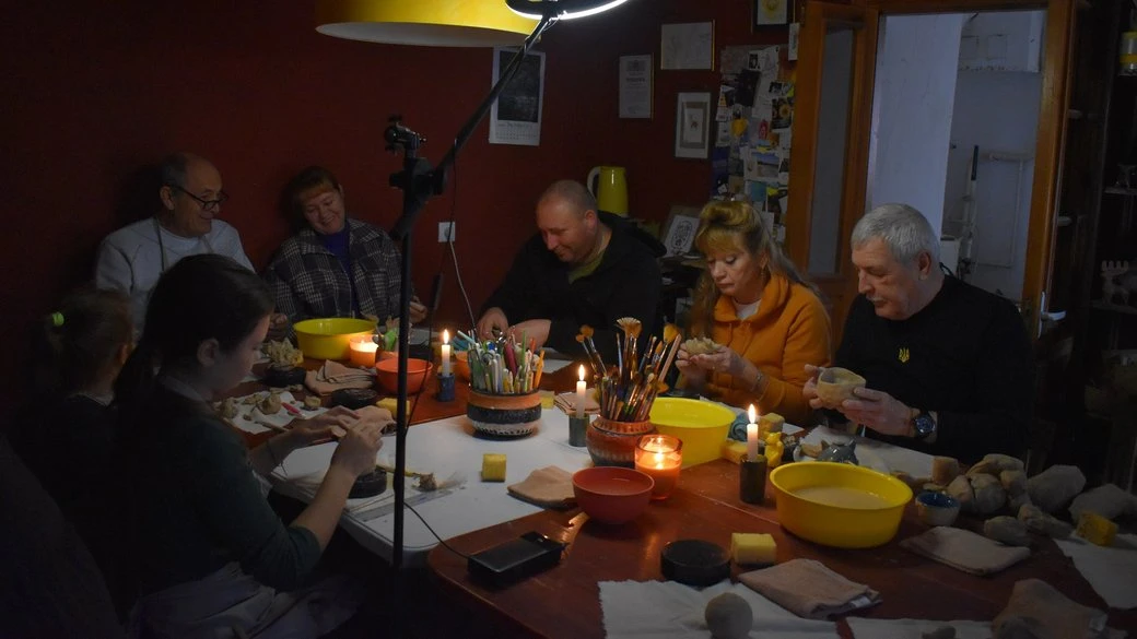 У Миколаєві ветерани відвідали заняття з ліплення у керамічній майстерні
