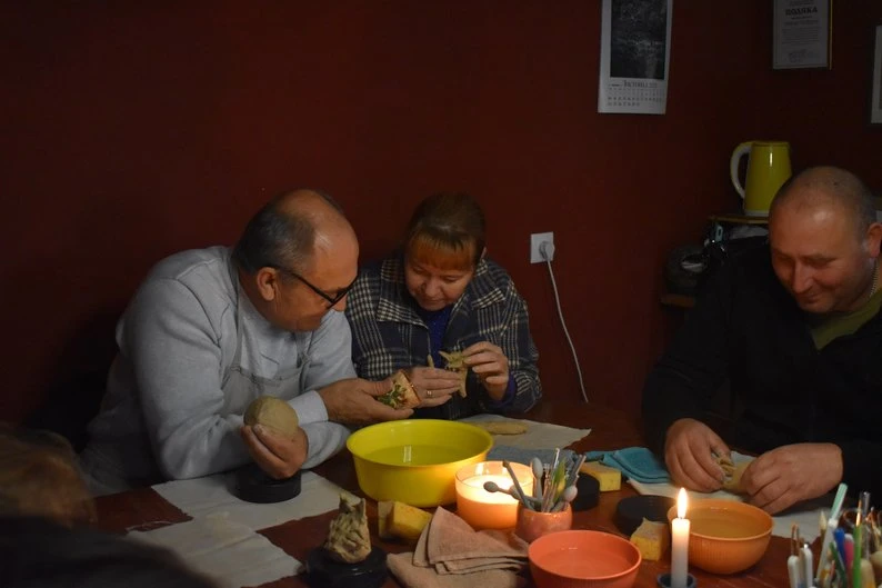 У Миколаєві ветерани відвідали заняття з ліплення у керамічній майстерні