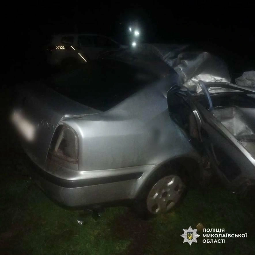 Нічна аварія на Миколаївщині: неповнолітній водій врізався у стовп, пасажир у лікарні
