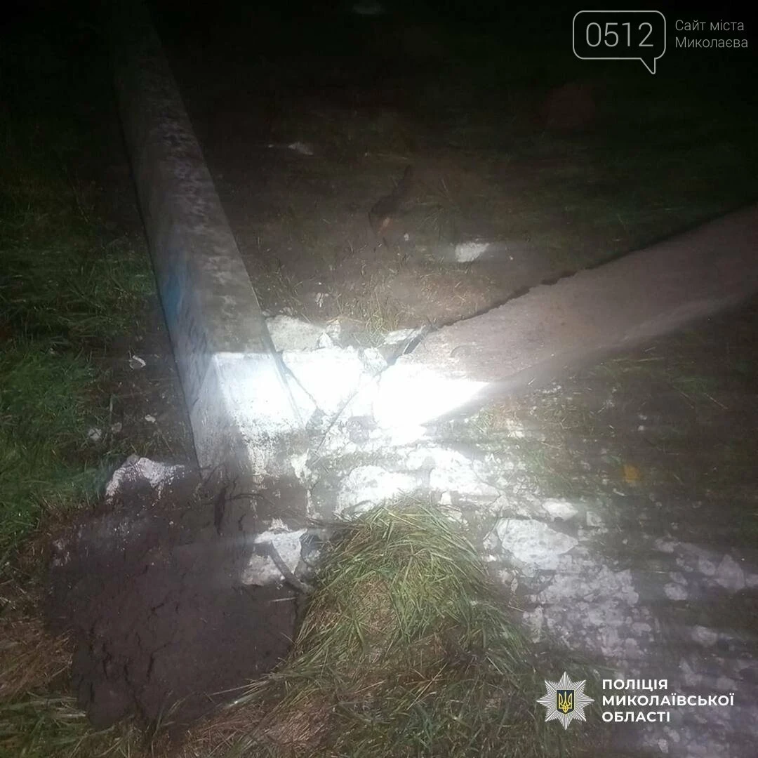 Нічна аварія на Миколаївщині: неповнолітній водій врізався у стовп, пасажир у лікарні