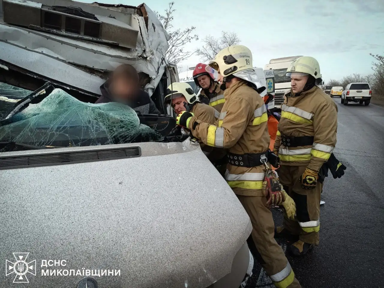 На трасі М-14 під Миколаєвом рятувальники звільнили водія з понівеченого мікроавтобуса після ДТП