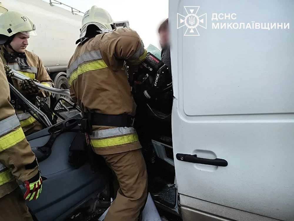 На трасі М-14 під Миколаєвом рятувальники звільнили водія з понівеченого мікроавтобуса після ДТП