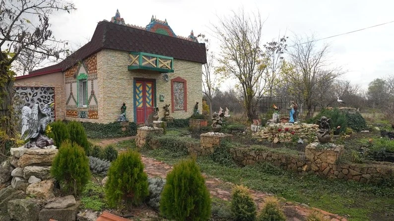 Усупереч війні і часу: на Миколаївщині майстер зводить власний будинок-писанку
