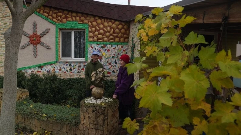 Усупереч війні і часу: на Миколаївщині майстер зводить власний будинок-писанку