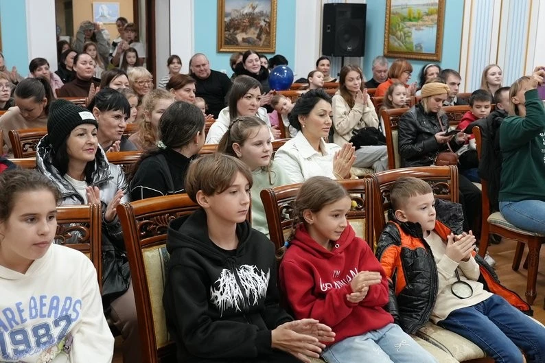 У Миколаєві провели благодійний концерт, щоб подарувати дітям свято попри війну