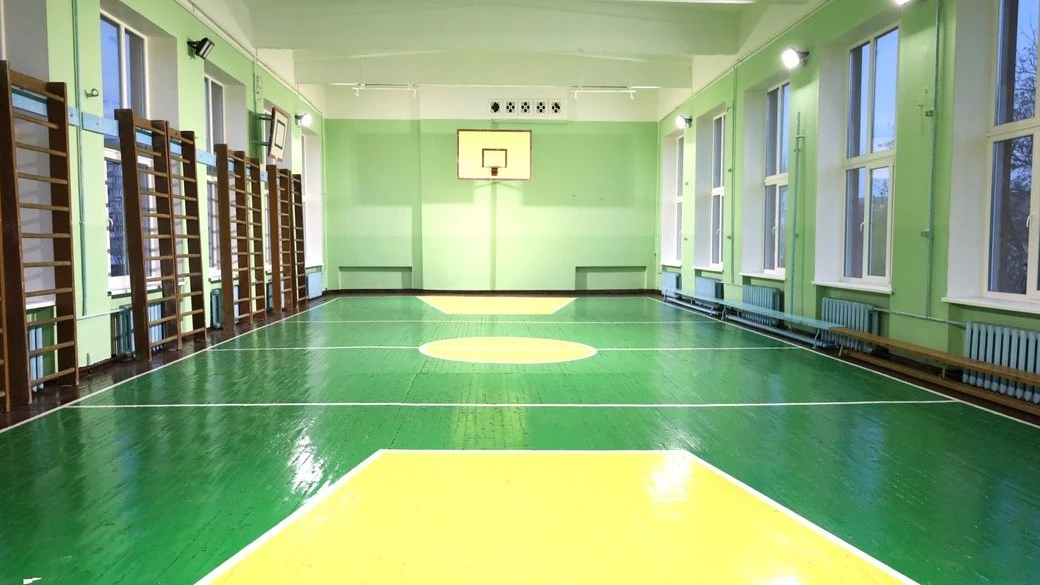 У Миколаєві відбудовують ракетами зруйновану школу та пристосовують її до потреб дітей