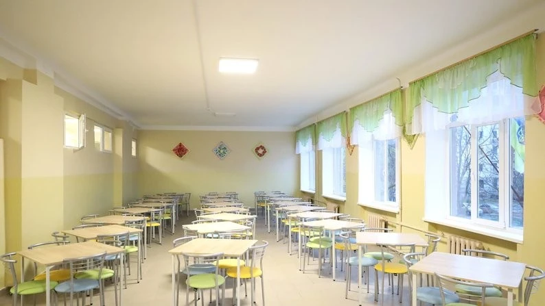 У Миколаєві відбудовують ракетами зруйновану школу та пристосовують її до потреб дітей