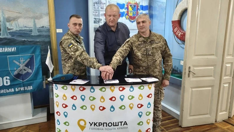 У Миколаєві представили марку “Сила у вогні”, створену артилеристом з бойової бригади