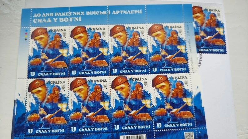 У Миколаєві представили марку “Сила у вогні”, створену артилеристом з бойової бригади