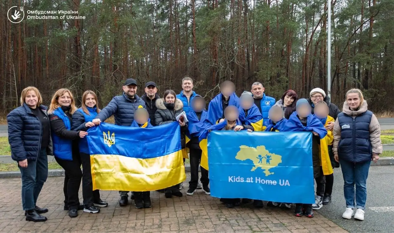 Повернення перед Святим Миколаєм: семеро українських дітей знову з родинами