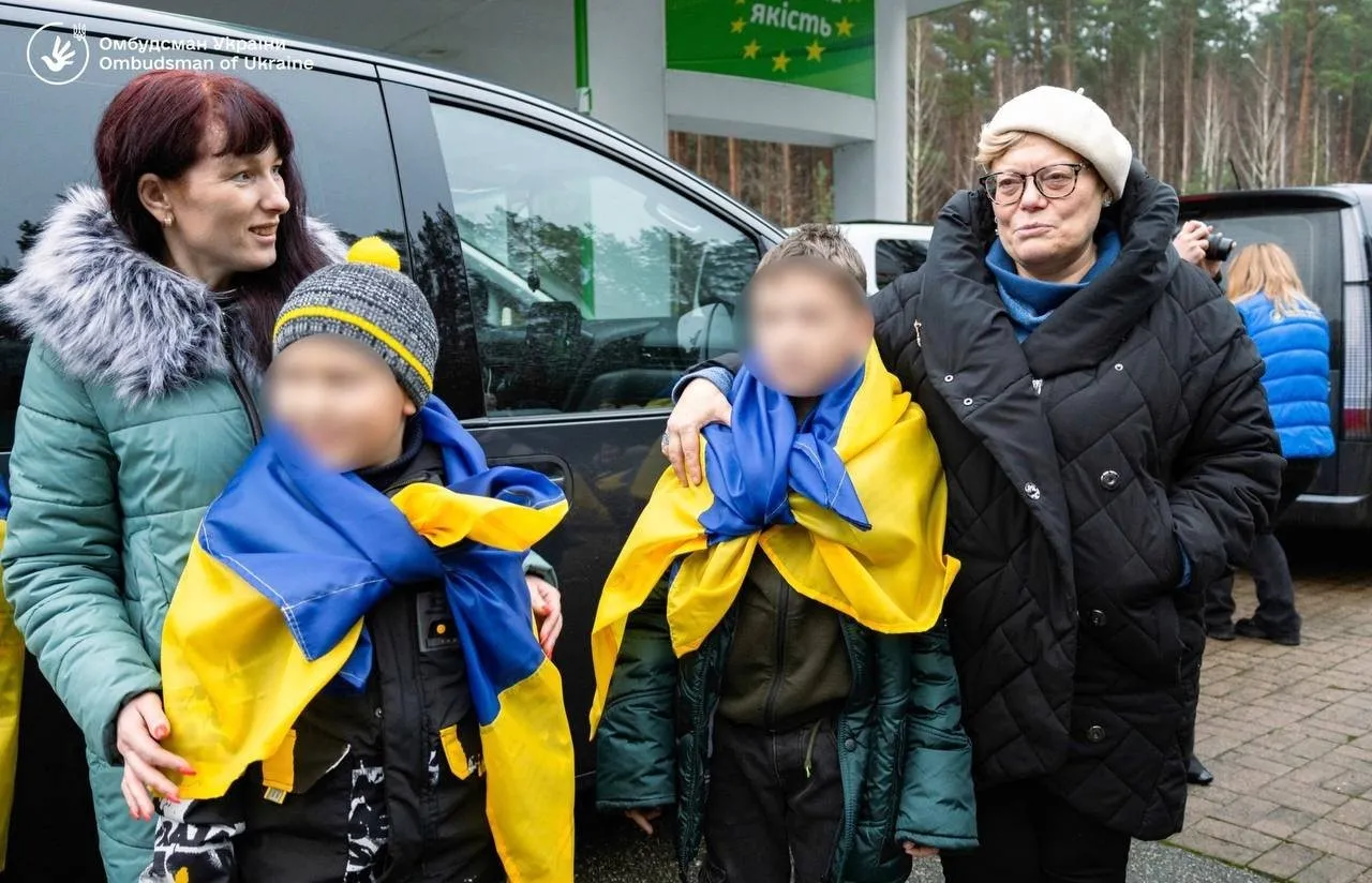 Повернення перед Святим Миколаєм: семеро українських дітей знову з родинами