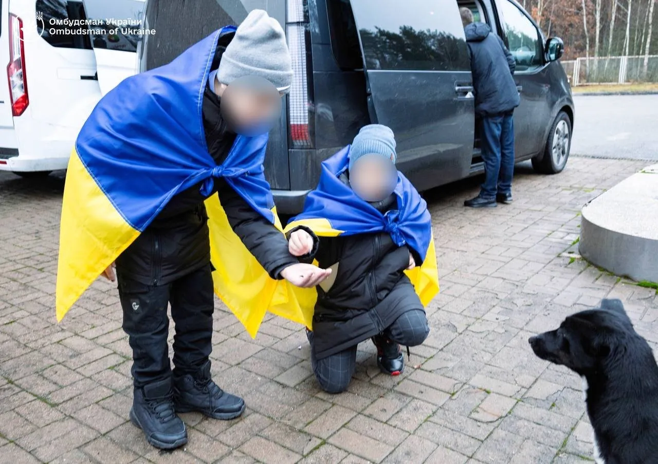 Повернення перед Святим Миколаєм: семеро українських дітей знову з родинами