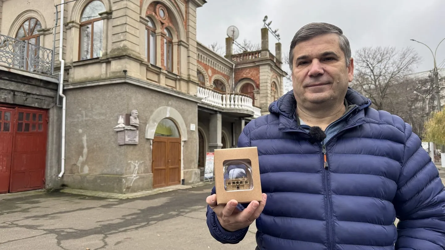 Миколаївські символи під склом: моделіст створив серію унікальних ялинкових прикрас