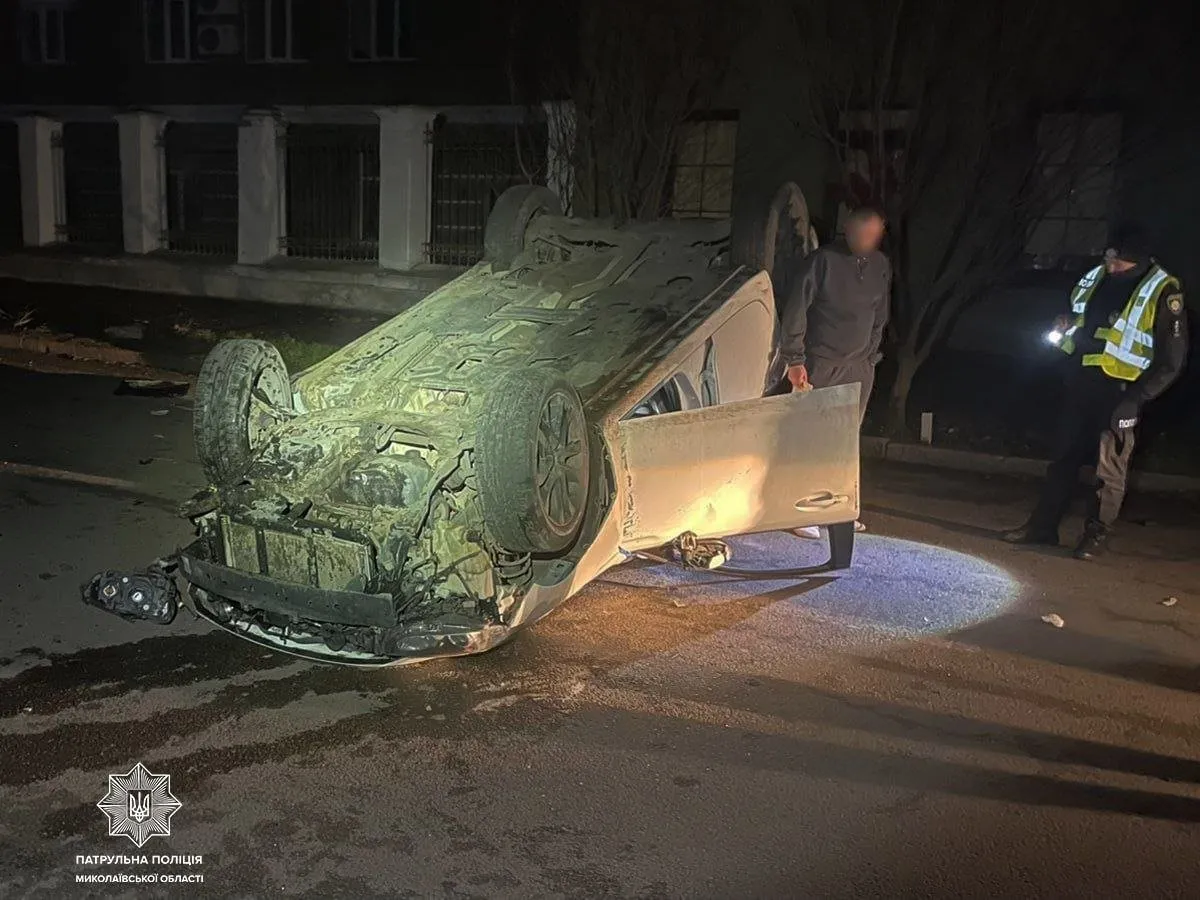 Ніч п’яних аварій у Миколаєві: два перекинуті авто та низка протоколів