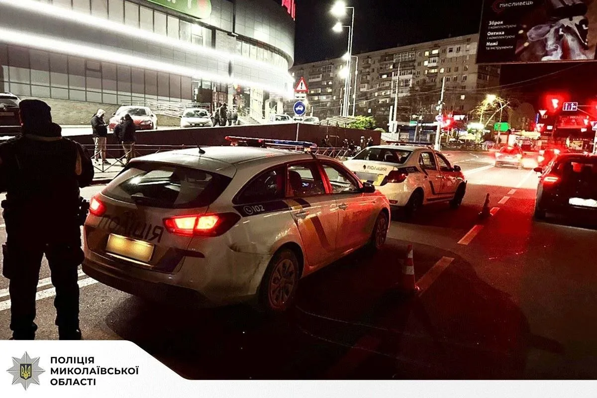 Інцидент у центрі Миколаєва: службовий автомобіль поліції збив пішохода