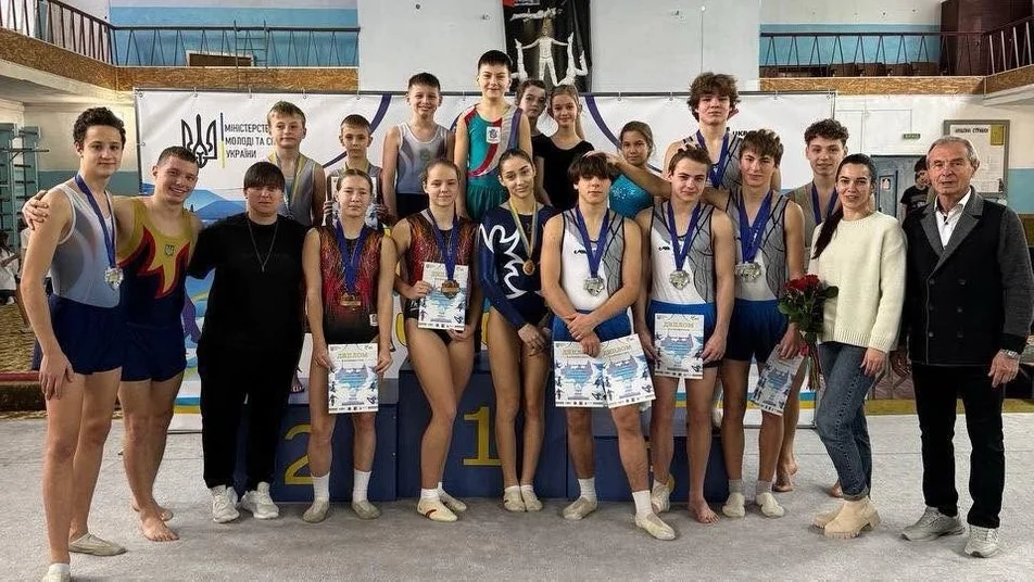 Миколаївські спортсмени зібрали медалі на національних стартах з акробатичної доріжки