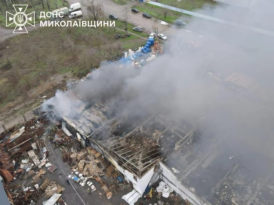 Пожежа на складі магазину у Снігурівці: полум’я охопило сотні квадратів