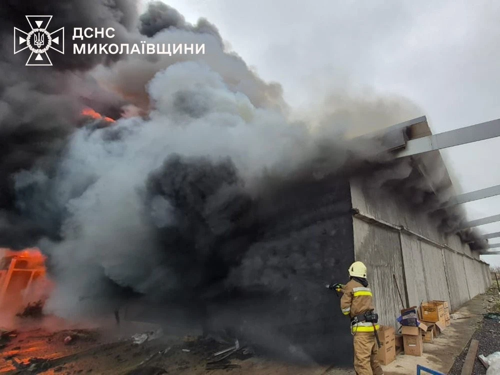 Пожежа на складі магазину у Снігурівці: полум’я охопило сотні квадратів
