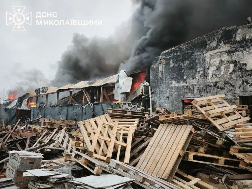 Пожежа на складі магазину у Снігурівці: полум’я охопило сотні квадратів