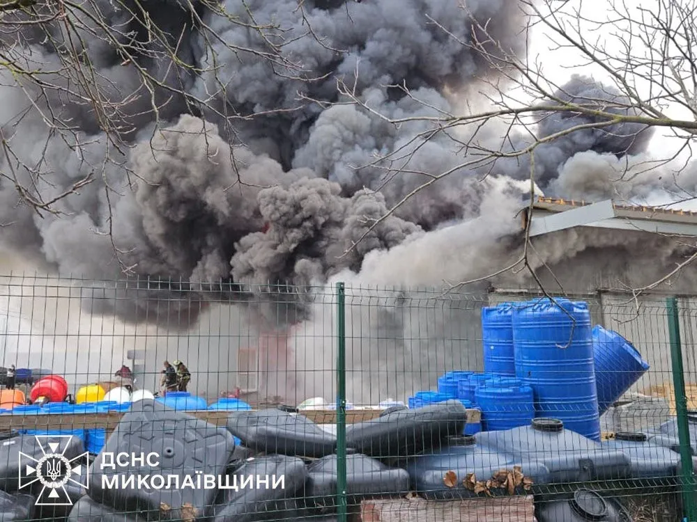 Пожежа на складі магазину у Снігурівці: полум’я охопило сотні квадратів