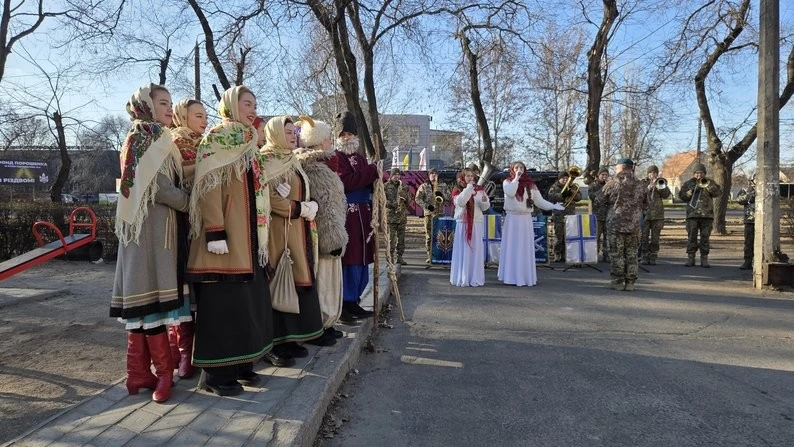 Різдво на колесах: у Миколаєві тролейбус перетворився на рухому сцену